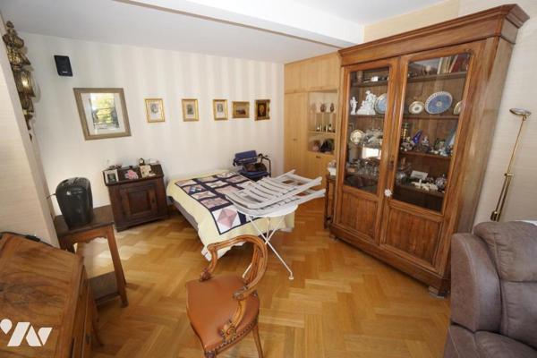 HYPER CENTRE, APPARTEMENT DE TYPE 4 avec ascenseur, DEUX GARAGES et TERRASSE DE 44m²