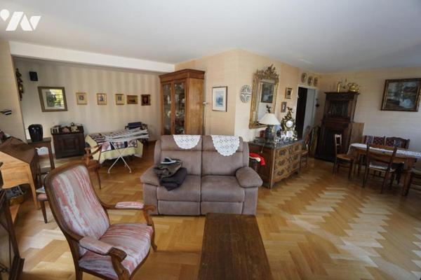 HYPER CENTRE, APPARTEMENT DE TYPE 4 avec ascenseur, DEUX GARAGES et TERRASSE DE 44m²