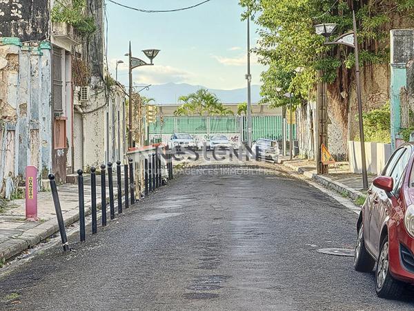 A VENDRE LOCAL COMMERCIAL A PTP DE 132m2 A RENOVER OU NOUVEAU PROJET BATIMENT R+3