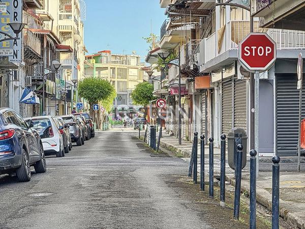 A VENDRE LOCAL COMMERCIAL A PTP DE 132m2 A RENOVER OU NOUVEAU PROJET BATIMENT R+3