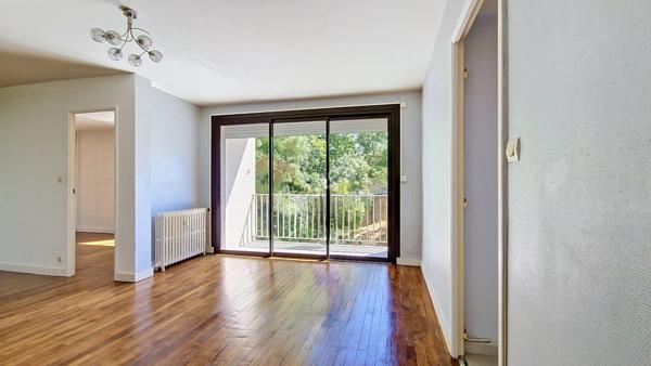 Bel appartement 3 pièces lumineux avec balcon, 2 chambres, garage, cave et parking privatif dans une résidence sécurisée