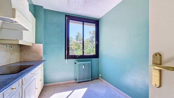 Bel appartement 3 pièces lumineux avec balcon, 2 chambres, garage, cave et parking privatif dans une résidence sécurisée