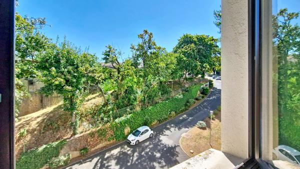 Bel appartement 3 pièces lumineux avec balcon, 2 chambres, garage, cave et parking privatif dans une résidence sécurisée