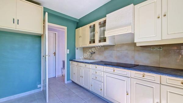 Bel appartement 3 pièces lumineux avec balcon, 2 chambres, garage, cave et parking privatif dans une résidence sécurisée