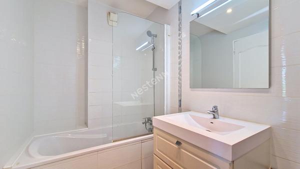 Bel appartement 3 pièces lumineux avec balcon, 2 chambres, garage, cave et parking privatif dans une résidence sécurisée