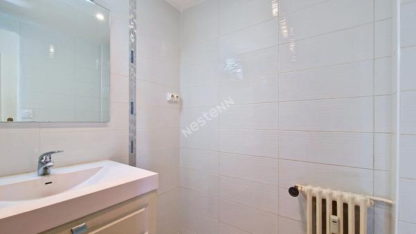 Bel appartement 3 pièces lumineux avec balcon, 2 chambres, garage, cave et parking privatif dans une résidence sécurisée