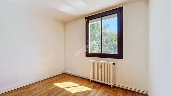 Bel appartement 3 pièces lumineux avec balcon, 2 chambres, garage, cave et parking privatif dans une résidence sécurisée