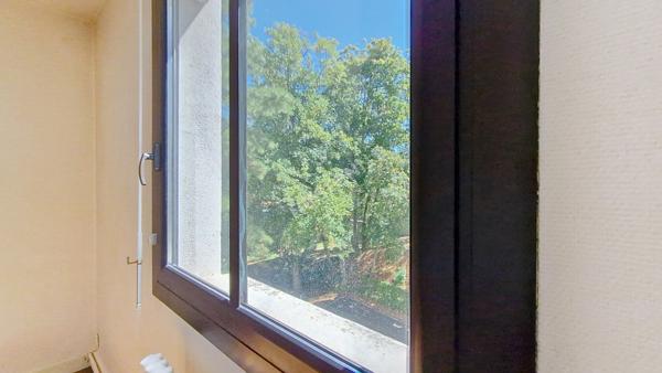 Bel appartement 3 pièces lumineux avec balcon, 2 chambres, garage, cave et parking privatif dans une résidence sécurisée