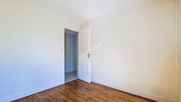 Bel appartement 3 pièces lumineux avec balcon, 2 chambres, garage, cave et parking privatif dans une résidence sécurisée