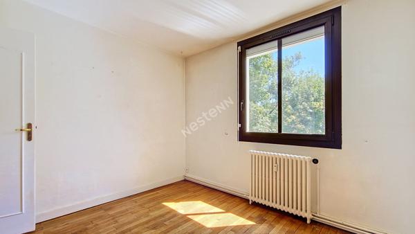 Bel appartement 3 pièces lumineux avec balcon, 2 chambres, garage, cave et parking privatif dans une résidence sécurisée
