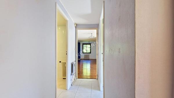 Bel appartement 3 pièces lumineux avec balcon, 2 chambres, garage, cave et parking privatif dans une résidence sécurisée