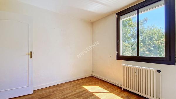 Bel appartement 3 pièces lumineux avec balcon, 2 chambres, garage, cave et parking privatif dans une résidence sécurisée