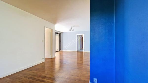 Bel appartement 3 pièces lumineux avec balcon, 2 chambres, garage, cave et parking privatif dans une résidence sécurisée