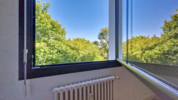 Bel appartement 3 pièces lumineux avec balcon, 2 chambres, garage, cave et parking privatif dans une résidence sécurisée