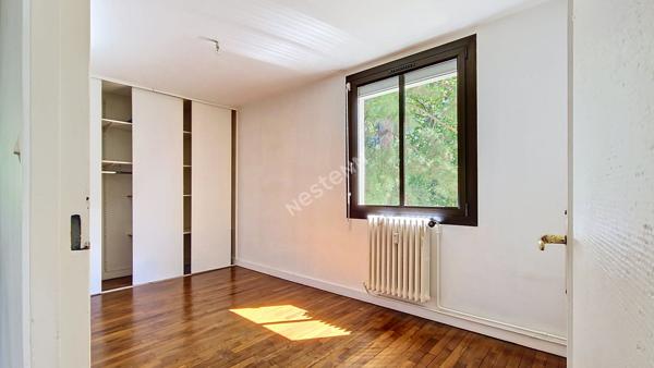 Bel appartement 3 pièces lumineux avec balcon, 2 chambres, garage, cave et parking privatif dans une résidence sécurisée