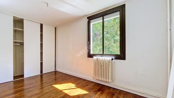 Bel appartement 3 pièces lumineux avec balcon, 2 chambres, garage, cave et parking privatif dans une résidence sécurisée