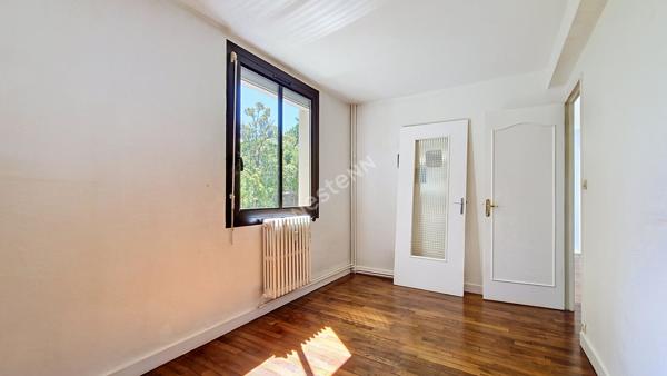 Bel appartement 3 pièces lumineux avec balcon, 2 chambres, garage, cave et parking privatif dans une résidence sécurisée