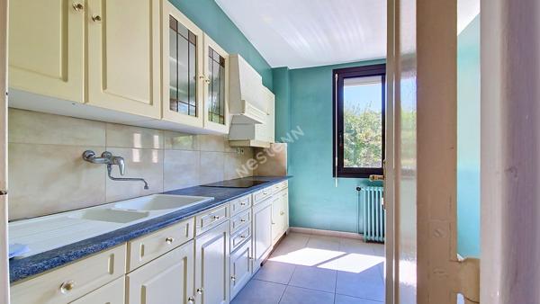 Bel appartement 3 pièces lumineux avec balcon, 2 chambres, garage, cave et parking privatif dans une résidence sécurisée