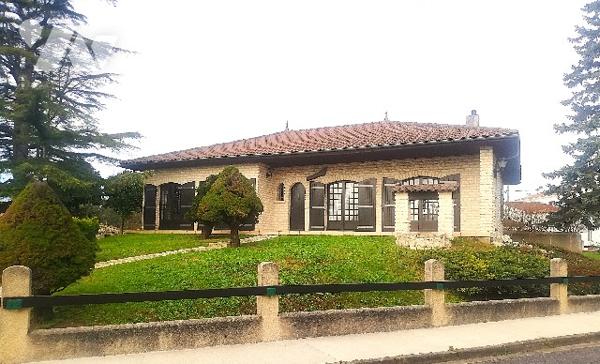 En centre-ville, proche des commerces et écoles, belle maison avec sous-sol et jardin d'agrément.