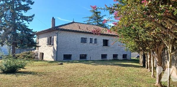 En centre-ville, proche des commerces et écoles, belle maison avec sous-sol et jardin d'agrément.