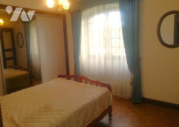 En centre-ville, proche des commerces et écoles, belle maison avec sous-sol et jardin d'agrément.