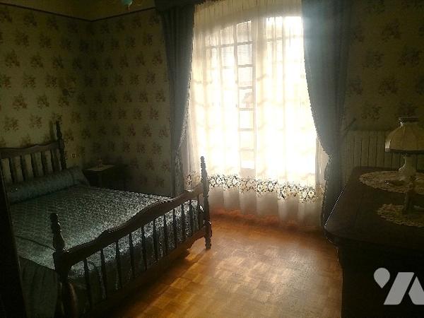 En centre-ville, proche des commerces et écoles, belle maison avec sous-sol et jardin d'agrément.