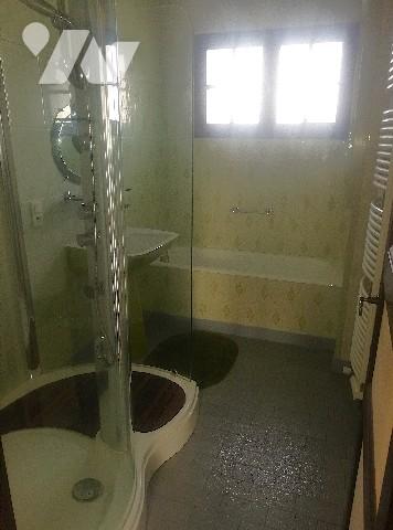 En centre-ville, proche des commerces et écoles, belle maison avec sous-sol et jardin d'agrément.