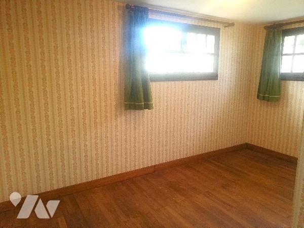 En centre-ville, proche des commerces et écoles, belle maison avec sous-sol et jardin d'agrément.