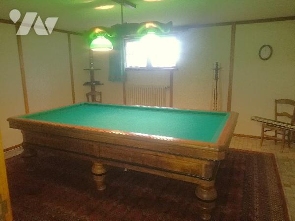 En centre-ville, proche des commerces et écoles, belle maison avec sous-sol et jardin d'agrément.