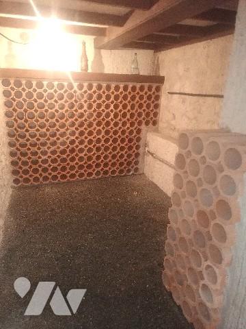 En centre-ville, proche des commerces et écoles, belle maison avec sous-sol et jardin d'agrément.