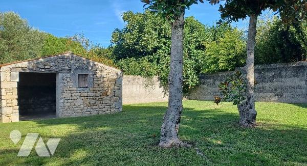 En centre-ville, proche des commerces et écoles, belle maison avec sous-sol et jardin d'agrément.