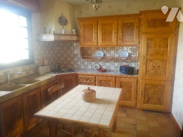 En centre-ville, proche des commerces et écoles, belle maison avec sous-sol et jardin d'agrément.