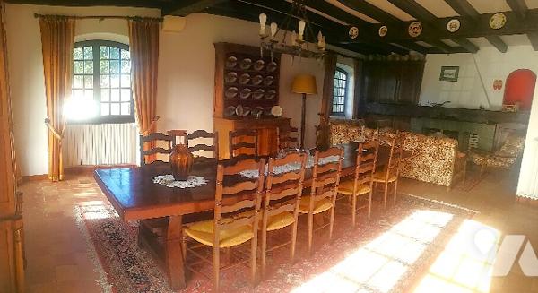 En centre-ville, proche des commerces et écoles, belle maison avec sous-sol et jardin d'agrément.