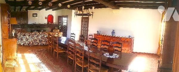 En centre-ville, proche des commerces et écoles, belle maison avec sous-sol et jardin d'agrément.