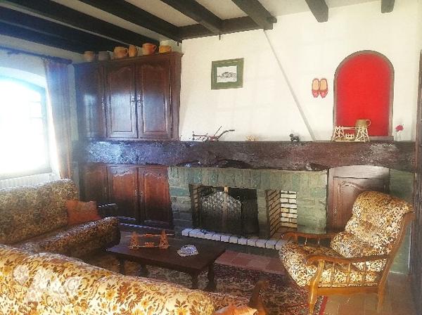 En centre-ville, proche des commerces et écoles, belle maison avec sous-sol et jardin d'agrément.