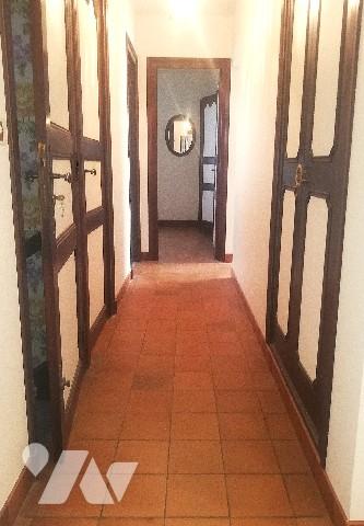 En centre-ville, proche des commerces et écoles, belle maison avec sous-sol et jardin d'agrément.