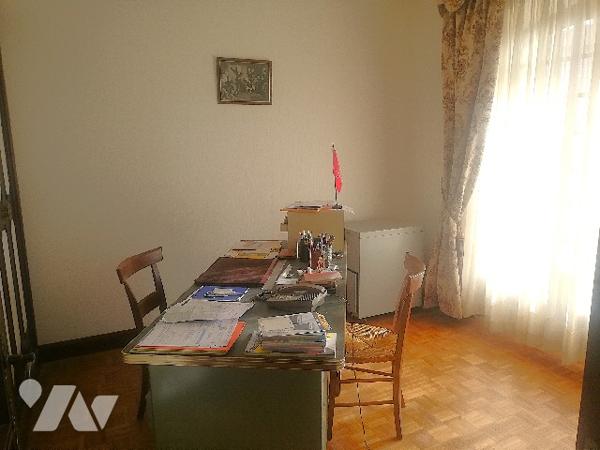 En centre-ville, proche des commerces et écoles, belle maison avec sous-sol et jardin d'agrément.