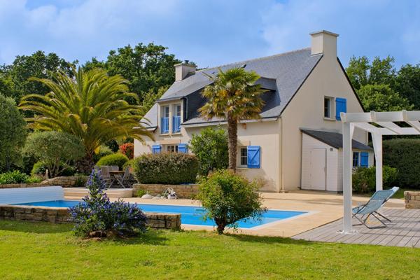 Propriété avec piscine et jardin paysager
