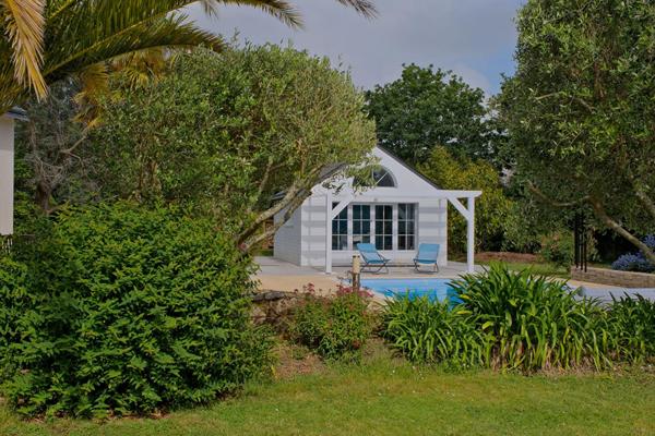 Propriété avec piscine et jardin paysager