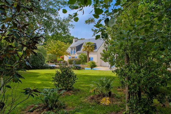 Propriété avec piscine et jardin paysager