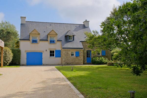 Propriété avec piscine et jardin paysager