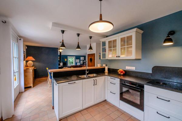 Propriété avec piscine et jardin paysager