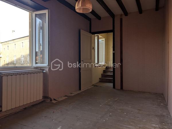 🏡 À 10 min de Feurs et 15 min de l'A89, au coeur du village de Saint-Barthélemy-Lestra (42110), découvrez cette maison ancienne de 1900 pleine de charme, offrant 121 m² habitables sur 2 niveaux et ses combles aménageables, implantée sur une parcelle constructible de 215 m².

Proposée par Sandrine PÉTRONIN, conseillère en immobilier chez BSK Immobilier, cette belle bâtisse  en pierres séduira aussi bien les acquéreurs en quête d’une résidence principale ou secondaire, que les investisseurs à la recherche d’un bien avec possibilité de créer 2 logements grâce à ses deux entrées pouvant être indépendantes.

☀️ Un intérieur lumineux et évolutif !
Traversante et baignée de lumière, la maison se compose actuellement :

=> Au rez-de-chaussée :
- une cuisine spacieuse d’environ 20 m²,
- un séjour,
- une salle à manger,
- une salle de bain,
- un WC séparé.

=> À l’étage :
- 3 chambres,
- dont une très grande chambre de 28 m², idéale pour une suite parentale avec son point d’eau existant ou permettant la création d'une 4ème chambre.
Un escalier mène aux combles aménageables, offrant une belle opportunité d’augmenter la surface habitable selon vos envies.

🌿 Extérieurs agréables et vrais atouts !
La maison bénéficie d’une grande cour permettant de stationner plusieurs véhicules, avec un accès direct depuis la rue, un vrai confort au quotidien.
Vous profiterez d’un jardin exposé plein sud, sans servitude, parfait pour savourer un bel ensoleillement et créer un agréable espace de détente au vert.
Côté jardin, le charme continue avec une grande cave voûtée disposant d’un puits.

Charme de l’ancien et potentiel de valorisation !
Cette maison a su conserver toute son authenticité avec de très beaux éléments anciens :
- murs en pierre,
- plafonds à la française,
- planchers bois,
- carreaux de ciment dans la cuisine.

📝 Offrant un bon confort d'été (hors climatisation), la maison est déjà équipée de menuiseries en double vitrage et d’une chaudière gaz à condensation.
Des travaux de personnalisation et d’isolation permettront de sublimer cette maison de caractère et d’en améliorer les performances énergétiques.

✨ Les + du bien :
- Maison traversante et lumineuse
- Possibilité de créer 2 logements
- 3 chambres + combles aménageables
- Jardin plein sud sans servitude
- Grande cour avec stationnements
- Cave voûtée et puits
- Charme de l’ancien préservé.

Un bien rare à fort potentiel, idéal pour un projet de vie ou un investissement de qualité.
À découvrir sans tarder ! Contactez-moi pour organiser votre visite !