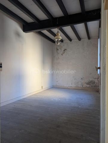 🏡 À 10 min de Feurs et 15 min de l'A89, au coeur du village de Saint-Barthélemy-Lestra (42110), découvrez cette maison ancienne de 1900 pleine de charme, offrant 121 m² habitables sur 2 niveaux et ses combles aménageables, implantée sur une parcelle constructible de 215 m².

Proposée par Sandrine PÉTRONIN, conseillère en immobilier chez BSK Immobilier, cette belle bâtisse  en pierres séduira aussi bien les acquéreurs en quête d’une résidence principale ou secondaire, que les investisseurs à la recherche d’un bien avec possibilité de créer 2 logements grâce à ses deux entrées pouvant être indépendantes.

☀️ Un intérieur lumineux et évolutif !
Traversante et baignée de lumière, la maison se compose actuellement :

=> Au rez-de-chaussée :
- une cuisine spacieuse d’environ 20 m²,
- un séjour,
- une salle à manger,
- une salle de bain,
- un WC séparé.

=> À l’étage :
- 3 chambres,
- dont une très grande chambre de 28 m², idéale pour une suite parentale avec son point d’eau existant ou permettant la création d'une 4ème chambre.
Un escalier mène aux combles aménageables, offrant une belle opportunité d’augmenter la surface habitable selon vos envies.

🌿 Extérieurs agréables et vrais atouts !
La maison bénéficie d’une grande cour permettant de stationner plusieurs véhicules, avec un accès direct depuis la rue, un vrai confort au quotidien.
Vous profiterez d’un jardin exposé plein sud, sans servitude, parfait pour savourer un bel ensoleillement et créer un agréable espace de détente au vert.
Côté jardin, le charme continue avec une grande cave voûtée disposant d’un puits.

Charme de l’ancien et potentiel de valorisation !
Cette maison a su conserver toute son authenticité avec de très beaux éléments anciens :
- murs en pierre,
- plafonds à la française,
- planchers bois,
- carreaux de ciment dans la cuisine.

📝 Offrant un bon confort d'été (hors climatisation), la maison est déjà équipée de menuiseries en double vitrage et d’une chaudière gaz à condensation.
Des travaux de personnalisation et d’isolation permettront de sublimer cette maison de caractère et d’en améliorer les performances énergétiques.

✨ Les + du bien :
- Maison traversante et lumineuse
- Possibilité de créer 2 logements
- 3 chambres + combles aménageables
- Jardin plein sud sans servitude
- Grande cour avec stationnements
- Cave voûtée et puits
- Charme de l’ancien préservé.

Un bien rare à fort potentiel, idéal pour un projet de vie ou un investissement de qualité.
À découvrir sans tarder ! Contactez-moi pour organiser votre visite !