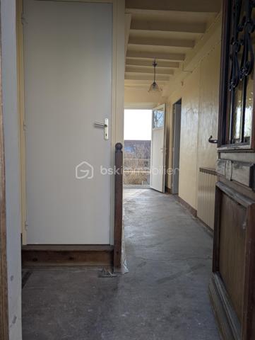 🏡 À 10 min de Feurs et 15 min de l'A89, au coeur du village de Saint-Barthélemy-Lestra (42110), découvrez cette maison ancienne de 1900 pleine de charme, offrant 121 m² habitables sur 2 niveaux et ses combles aménageables, implantée sur une parcelle constructible de 215 m².

Proposée par Sandrine PÉTRONIN, conseillère en immobilier chez BSK Immobilier, cette belle bâtisse  en pierres séduira aussi bien les acquéreurs en quête d’une résidence principale ou secondaire, que les investisseurs à la recherche d’un bien avec possibilité de créer 2 logements grâce à ses deux entrées pouvant être indépendantes.

☀️ Un intérieur lumineux et évolutif !
Traversante et baignée de lumière, la maison se compose actuellement :

=> Au rez-de-chaussée :
- une cuisine spacieuse d’environ 20 m²,
- un séjour,
- une salle à manger,
- une salle de bain,
- un WC séparé.

=> À l’étage :
- 3 chambres,
- dont une très grande chambre de 28 m², idéale pour une suite parentale avec son point d’eau existant ou permettant la création d'une 4ème chambre.
Un escalier mène aux combles aménageables, offrant une belle opportunité d’augmenter la surface habitable selon vos envies.

🌿 Extérieurs agréables et vrais atouts !
La maison bénéficie d’une grande cour permettant de stationner plusieurs véhicules, avec un accès direct depuis la rue, un vrai confort au quotidien.
Vous profiterez d’un jardin exposé plein sud, sans servitude, parfait pour savourer un bel ensoleillement et créer un agréable espace de détente au vert.
Côté jardin, le charme continue avec une grande cave voûtée disposant d’un puits.

Charme de l’ancien et potentiel de valorisation !
Cette maison a su conserver toute son authenticité avec de très beaux éléments anciens :
- murs en pierre,
- plafonds à la française,
- planchers bois,
- carreaux de ciment dans la cuisine.

📝 Offrant un bon confort d'été (hors climatisation), la maison est déjà équipée de menuiseries en double vitrage et d’une chaudière gaz à condensation.
Des travaux de personnalisation et d’isolation permettront de sublimer cette maison de caractère et d’en améliorer les performances énergétiques.

✨ Les + du bien :
- Maison traversante et lumineuse
- Possibilité de créer 2 logements
- 3 chambres + combles aménageables
- Jardin plein sud sans servitude
- Grande cour avec stationnements
- Cave voûtée et puits
- Charme de l’ancien préservé.

Un bien rare à fort potentiel, idéal pour un projet de vie ou un investissement de qualité.
À découvrir sans tarder ! Contactez-moi pour organiser votre visite !