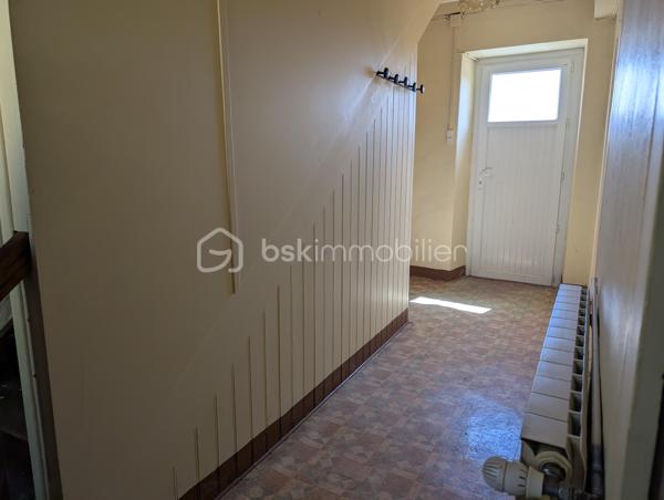 🏡 À 10 min de Feurs et 15 min de l'A89, au coeur du village de Saint-Barthélemy-Lestra (42110), découvrez cette maison ancienne de 1900 pleine de charme, offrant 121 m² habitables sur 2 niveaux et ses combles aménageables, implantée sur une parcelle constructible de 215 m².

Proposée par Sandrine PÉTRONIN, conseillère en immobilier chez BSK Immobilier, cette belle bâtisse  en pierres séduira aussi bien les acquéreurs en quête d’une résidence principale ou secondaire, que les investisseurs à la recherche d’un bien avec possibilité de créer 2 logements grâce à ses deux entrées pouvant être indépendantes.

☀️ Un intérieur lumineux et évolutif !
Traversante et baignée de lumière, la maison se compose actuellement :

=> Au rez-de-chaussée :
- une cuisine spacieuse d’environ 20 m²,
- un séjour,
- une salle à manger,
- une salle de bain,
- un WC séparé.

=> À l’étage :
- 3 chambres,
- dont une très grande chambre de 28 m², idéale pour une suite parentale avec son point d’eau existant ou permettant la création d'une 4ème chambre.
Un escalier mène aux combles aménageables, offrant une belle opportunité d’augmenter la surface habitable selon vos envies.

🌿 Extérieurs agréables et vrais atouts !
La maison bénéficie d’une grande cour permettant de stationner plusieurs véhicules, avec un accès direct depuis la rue, un vrai confort au quotidien.
Vous profiterez d’un jardin exposé plein sud, sans servitude, parfait pour savourer un bel ensoleillement et créer un agréable espace de détente au vert.
Côté jardin, le charme continue avec une grande cave voûtée disposant d’un puits.

Charme de l’ancien et potentiel de valorisation !
Cette maison a su conserver toute son authenticité avec de très beaux éléments anciens :
- murs en pierre,
- plafonds à la française,
- planchers bois,
- carreaux de ciment dans la cuisine.

📝 Offrant un bon confort d'été (hors climatisation), la maison est déjà équipée de menuiseries en double vitrage et d’une chaudière gaz à condensation.
Des travaux de personnalisation et d’isolation permettront de sublimer cette maison de caractère et d’en améliorer les performances énergétiques.

✨ Les + du bien :
- Maison traversante et lumineuse
- Possibilité de créer 2 logements
- 3 chambres + combles aménageables
- Jardin plein sud sans servitude
- Grande cour avec stationnements
- Cave voûtée et puits
- Charme de l’ancien préservé.

Un bien rare à fort potentiel, idéal pour un projet de vie ou un investissement de qualité.
À découvrir sans tarder ! Contactez-moi pour organiser votre visite !