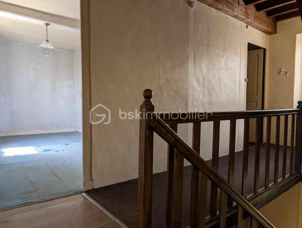 🏡 À 10 min de Feurs et 15 min de l'A89, au coeur du village de Saint-Barthélemy-Lestra (42110), découvrez cette maison ancienne de 1900 pleine de charme, offrant 121 m² habitables sur 2 niveaux et ses combles aménageables, implantée sur une parcelle constructible de 215 m².

Proposée par Sandrine PÉTRONIN, conseillère en immobilier chez BSK Immobilier, cette belle bâtisse  en pierres séduira aussi bien les acquéreurs en quête d’une résidence principale ou secondaire, que les investisseurs à la recherche d’un bien avec possibilité de créer 2 logements grâce à ses deux entrées pouvant être indépendantes.

☀️ Un intérieur lumineux et évolutif !
Traversante et baignée de lumière, la maison se compose actuellement :

=> Au rez-de-chaussée :
- une cuisine spacieuse d’environ 20 m²,
- un séjour,
- une salle à manger,
- une salle de bain,
- un WC séparé.

=> À l’étage :
- 3 chambres,
- dont une très grande chambre de 28 m², idéale pour une suite parentale avec son point d’eau existant ou permettant la création d'une 4ème chambre.
Un escalier mène aux combles aménageables, offrant une belle opportunité d’augmenter la surface habitable selon vos envies.

🌿 Extérieurs agréables et vrais atouts !
La maison bénéficie d’une grande cour permettant de stationner plusieurs véhicules, avec un accès direct depuis la rue, un vrai confort au quotidien.
Vous profiterez d’un jardin exposé plein sud, sans servitude, parfait pour savourer un bel ensoleillement et créer un agréable espace de détente au vert.
Côté jardin, le charme continue avec une grande cave voûtée disposant d’un puits.

Charme de l’ancien et potentiel de valorisation !
Cette maison a su conserver toute son authenticité avec de très beaux éléments anciens :
- murs en pierre,
- plafonds à la française,
- planchers bois,
- carreaux de ciment dans la cuisine.

📝 Offrant un bon confort d'été (hors climatisation), la maison est déjà équipée de menuiseries en double vitrage et d’une chaudière gaz à condensation.
Des travaux de personnalisation et d’isolation permettront de sublimer cette maison de caractère et d’en améliorer les performances énergétiques.

✨ Les + du bien :
- Maison traversante et lumineuse
- Possibilité de créer 2 logements
- 3 chambres + combles aménageables
- Jardin plein sud sans servitude
- Grande cour avec stationnements
- Cave voûtée et puits
- Charme de l’ancien préservé.

Un bien rare à fort potentiel, idéal pour un projet de vie ou un investissement de qualité.
À découvrir sans tarder ! Contactez-moi pour organiser votre visite !