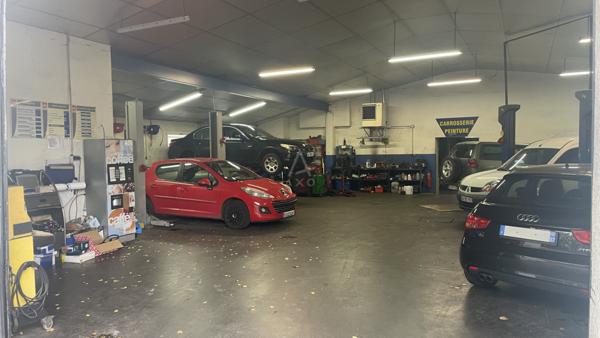 Garage automobile avec deux appartements.