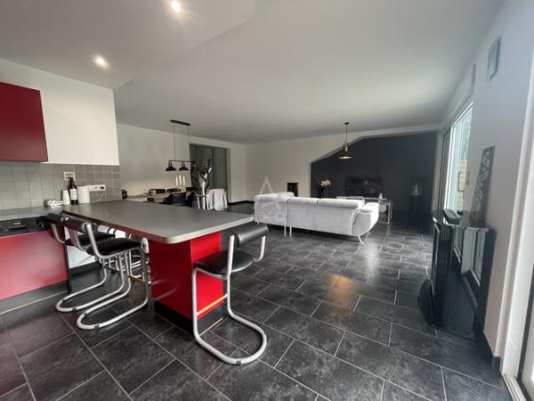 Garage automobile avec deux appartements.