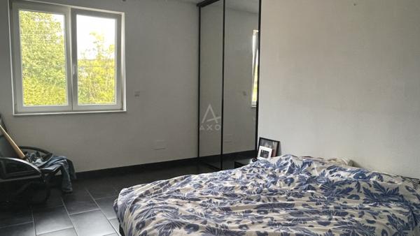 Garage automobile avec deux appartements.